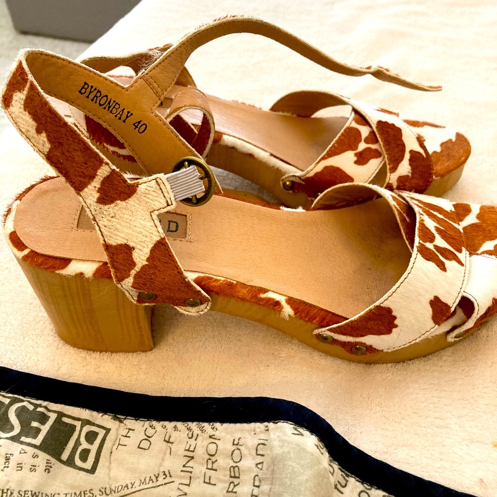 Silent D sandals